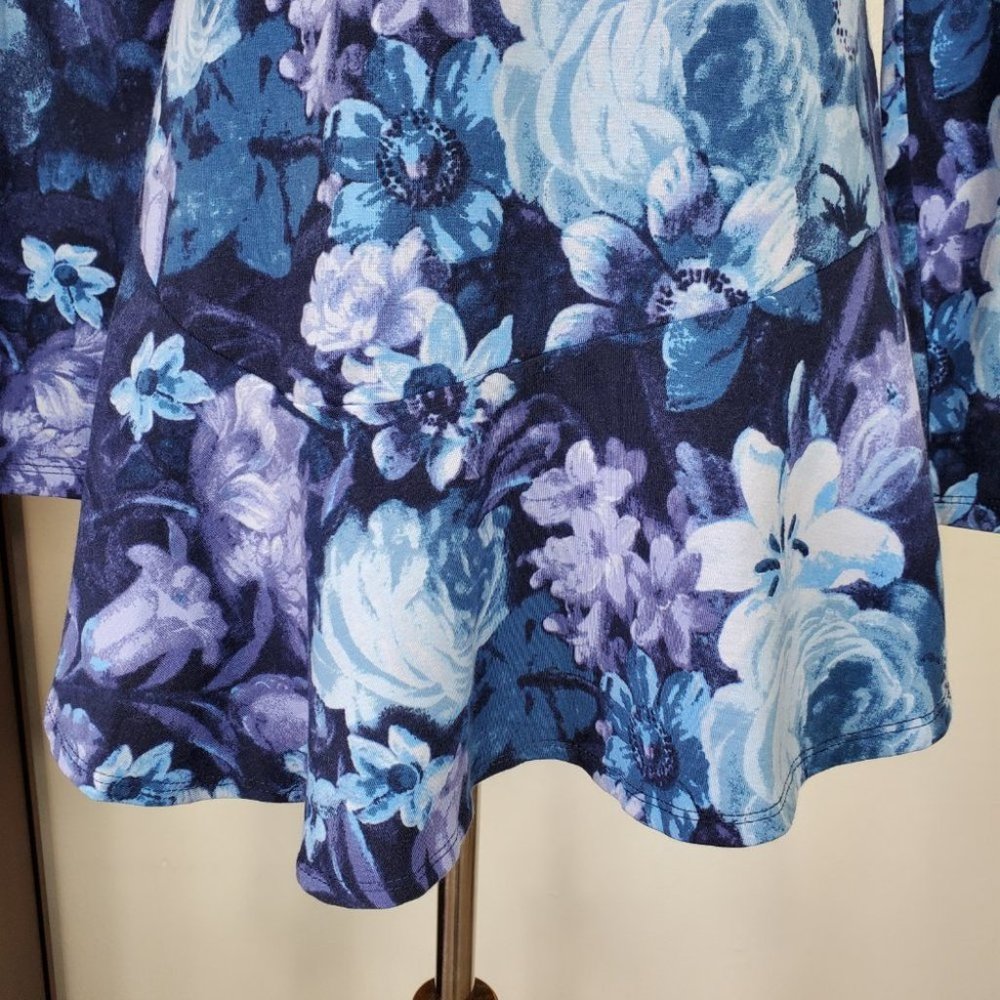 Isaac Mizrahi Blue Purple Floral Top Asymmetrical Hem NWOT Size S - Picture 3 of 8